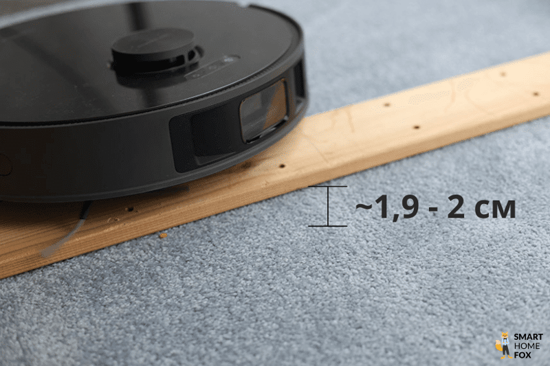 Der Dreame L10s Pro überfährt ein höheres Hindernis im Test.